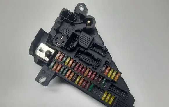 BMW 5 E60 E61 Fuse module 9138830