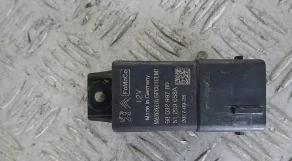 Opel Grandland X Glow plug pre-heat relay 9803299780