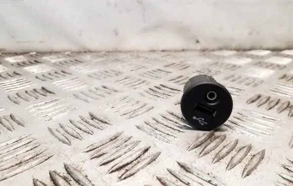 Nissan Juke I F15 USB socket connector 