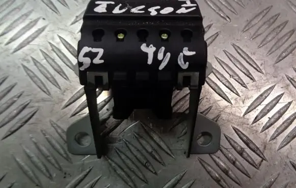 Hyundai Tucson JM Tailgate/boot open switch button 91950-2E000