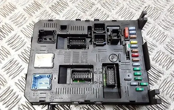 Peugeot 607 Fuse module 9663510280