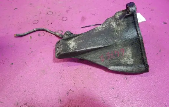 Volkswagen PASSAT B5.5 Engine mounting bracket 8D0199308AB