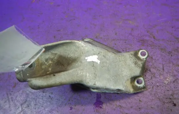 Engine mounting bracket