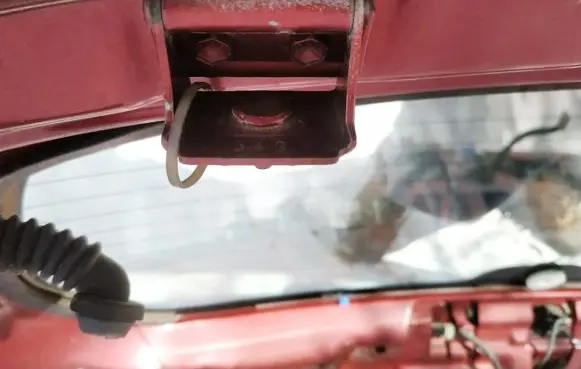 Suzuki Liana Tailgate/trunk/boot hinge
