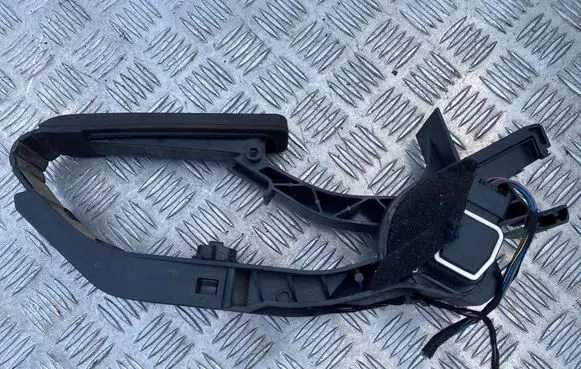 Mercedes-Benz C W203 Accelerator throttle pedal A2033000104