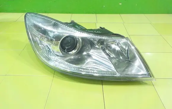 Skoda Octavia Mk2 (1Z) Headlight/headlamp 1LL247052