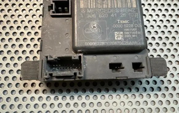 Mercedes-Benz Sprinter W906 Door control unit/module A9068204126
