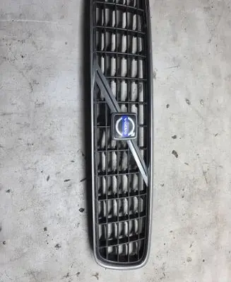 Front bumper upper radiator grill