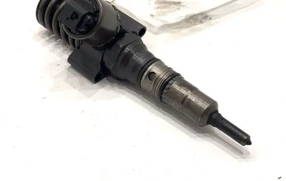 Volkswagen Golf V Fuel injector 03G130073B