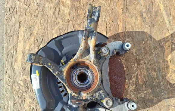 Toyota Urban Cruiser (XP110) Front wheel hub spindle knuckle