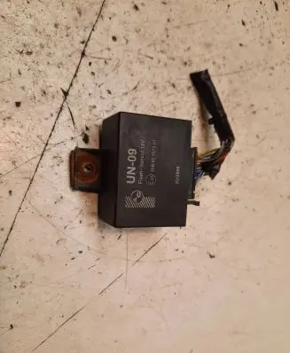 Volkswagen Polo Tow bar relay 10R02157301 022006 NNL09