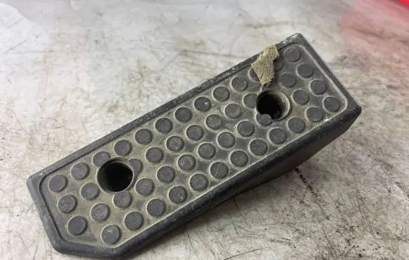 Mitsubishi Pajero Sport I Foot rest pad/dead pedal Mr308711