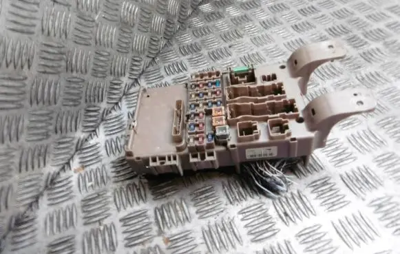 Toyota Corolla Verso E121 Fuse box cover