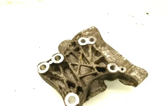 Engine mounting bracket