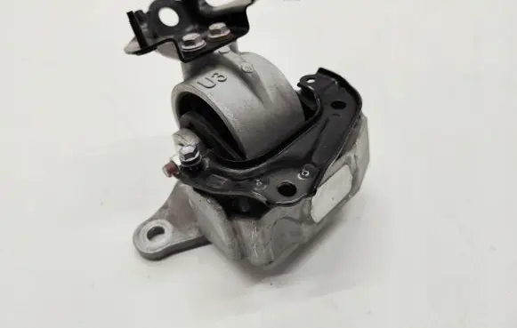 Toyota RAV 4 (XA50) Engine mount bracket