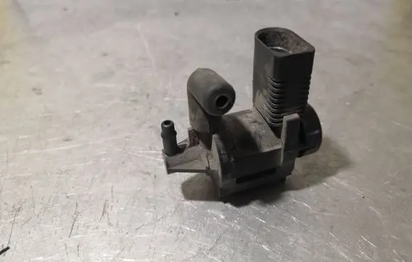 Volkswagen PASSAT B5.5 Vacuum valve 1J0906283B