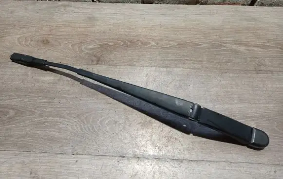 Front wiper blade arm