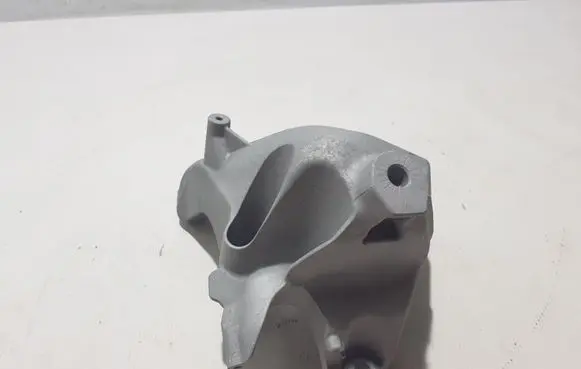 Engine mounting bracket