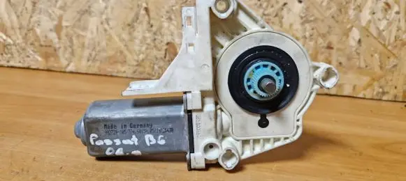 Volkswagen PASSAT B6 Front door window regulator motor 1k0959701q