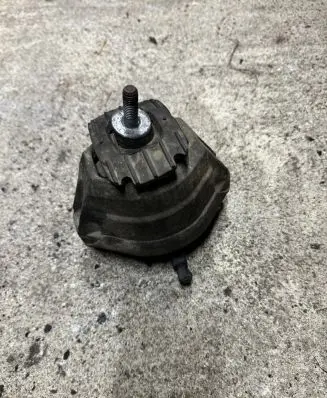 BMW 5 E60 E61 Engine mount bracket 6769874
