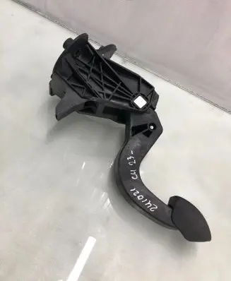 Citroen C4 III e-C4 Clutch pedal 9824262180