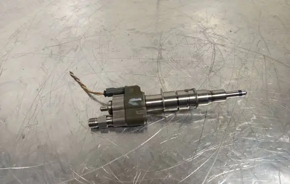 BMW M3 e90 Fuel injector 7589048-08 10181010