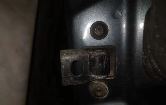 Skoda Octavia Mk2 (1Z) Rear door check strap stopper