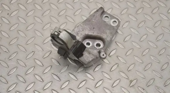 Lexus ES 250 - 300 - 330 Engine mounting bracket