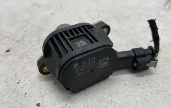 Skoda Octavia Mk4 Camshaft vanos timing valve 04E906048A