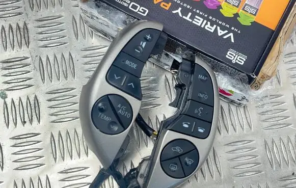 Toyota Prius (XW20) Steering wheel buttons/switches F70CV164 F70CV142