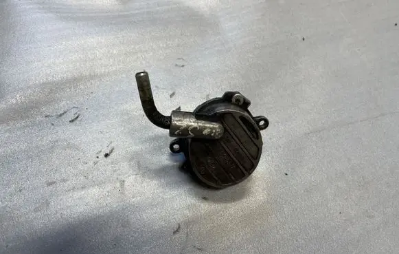 Mercedes-Benz E W211 Vacuum pump A6112300065