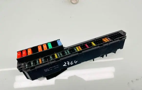 BMW 5 E60 E61 Fuse module 6957330 4080181