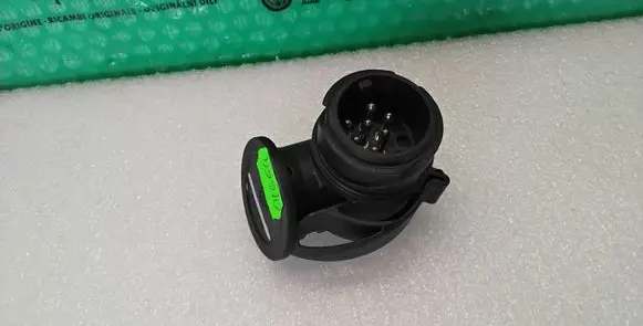 Volkswagen PASSAT B6 Tow bar electric socket 000055300C