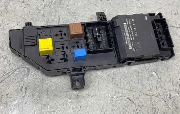 Opel Vectra C Fuse module 13181983 13199490