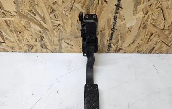 Volkswagen Polo IV 9N3 Accelerator throttle pedal 0281002378