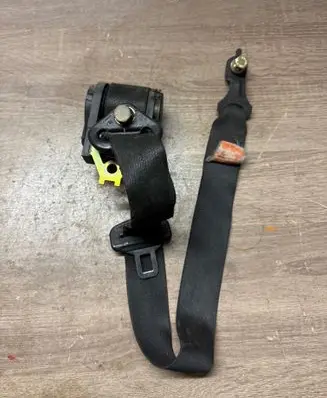 BMW 3 E30 Front seatbelt 72111904666