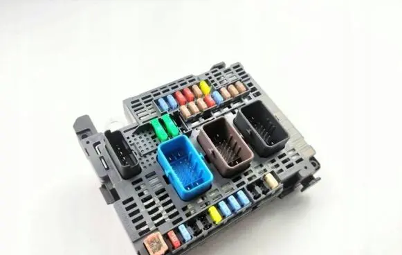 Peugeot 508 Fuse module 9810296480