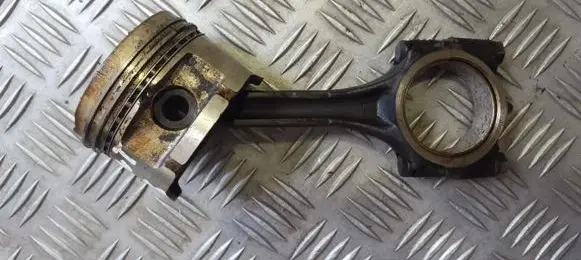 Hyundai Accent Piston with connecting rod