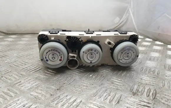 Mitsubishi Colt Interior fan control switch 69657305 69657032