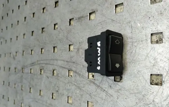 BMW 5 E39 Electric window control switch 8368974