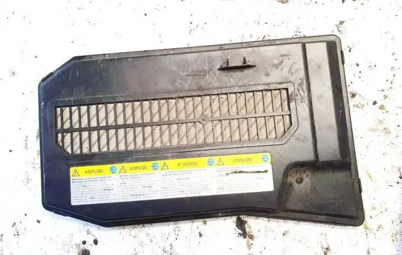 Porsche Cayenne (9PA) Fuse box cover 7l0864643