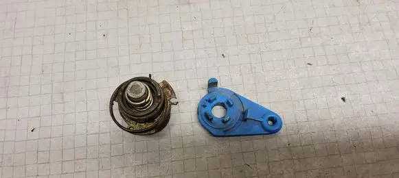 Opel Zafira A Front door lock (next to the handle) 