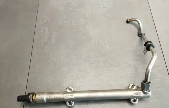 Volkswagen Polo VI Fuel distributor 05C133320A