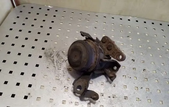 Toyota Corolla Verso E121 Engine mount bracket