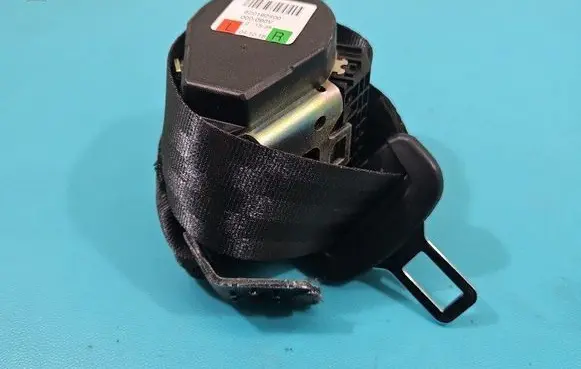 Rear seatbelt