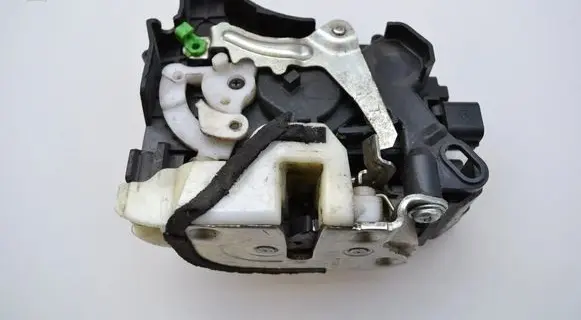 Mitsubishi L200 Coupe door lock (next to the handle) 