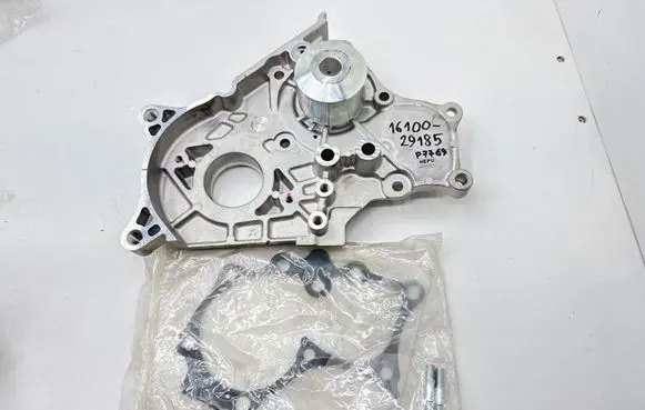 Toyota Avensis T250 Water pump 1610029185