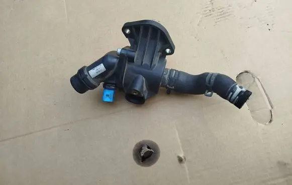 Audi A4 S4 B6 8E 8H Thermostat/thermostat housing 06B121111K 050517 100C