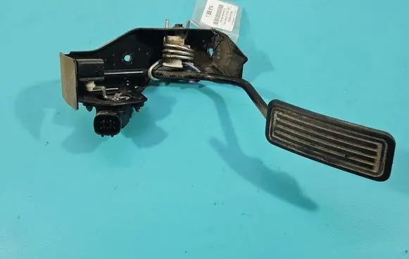 Accelerator throttle pedal