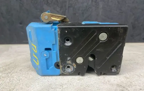 Volvo XC70 Front door lock 30663042